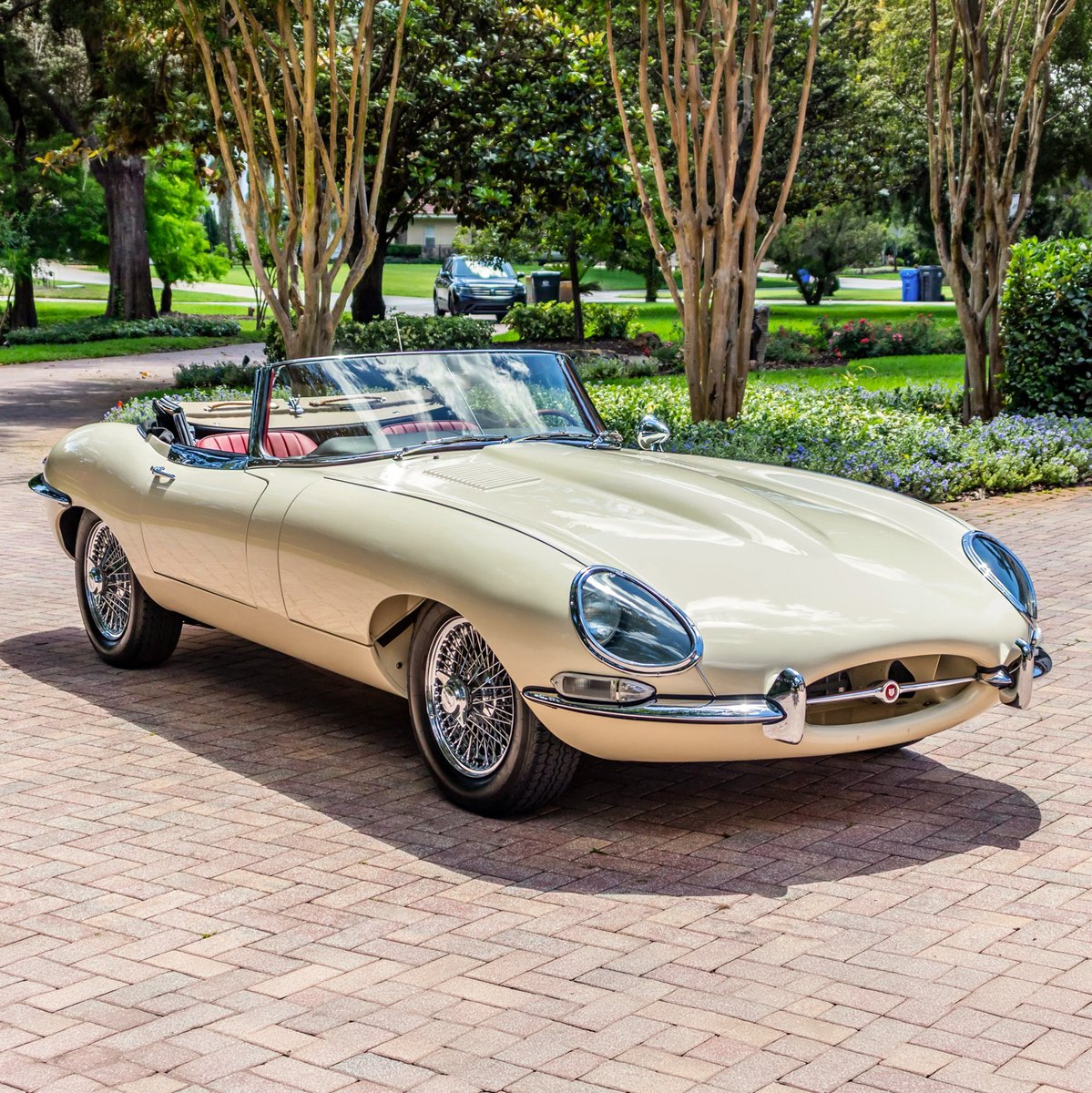 SothebysMS's tweet photo. Is there a more classic British icon than the E-Type?

This 1967 XKE Series I 4.2 Roadster is finished in Old English White over red and benefits from a comprehensive ground-up restoration. 

A British icon powered by Jaguar's legendary inline-six and a 4-speed manual.

Beautifully presented and meticulously rebuilt, this Series I is up for auction on SOMO. See it before it closes Wed, June 3rd

More: https://t.co/KunaVihOld

#SOMO #JaguarXKE #EType #ClassicCars