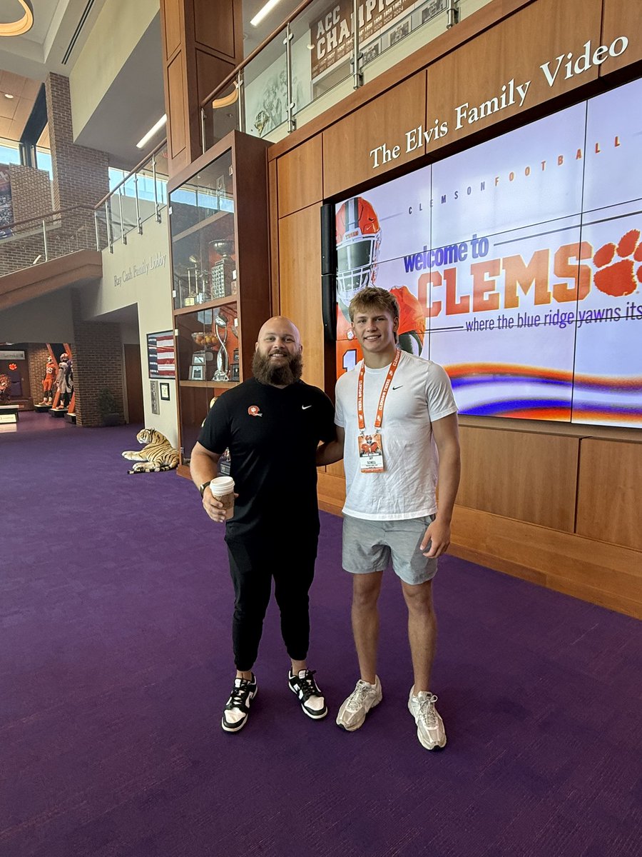 Jayschell1015's tweet photo. Extremely blessed and honored to receive a scholarship offer this morning from @ClemsonFB!! #ALLIN 🐅 #BUILT4ships 🦅 @RabunGapEagles @coachdtwhite @benboulware7 @Coach_TomAllen @CoachTA44 @CoachEason1 @SorrellsJordan @JohnGarcia_Jr @Coachcliff904 https://t.co/2QoSWqQRQJ
