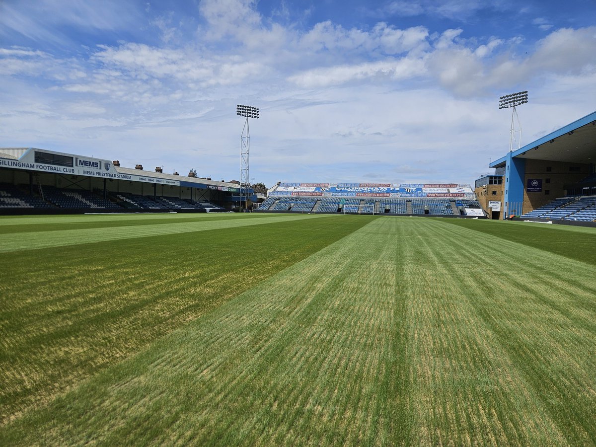 HaydnLawrance's tweet photo. Day 10- light roll with the g860 to settle the pitch

Then straight on with a rootdrench 💪
Always like to go big on grow in nutrition.
The battle to keep the pitch to a high standard over winter starts now 💪

Set up some irrigation blocks
No more single popups on match day 🫠 https://t.co/sURYeQ5FIU