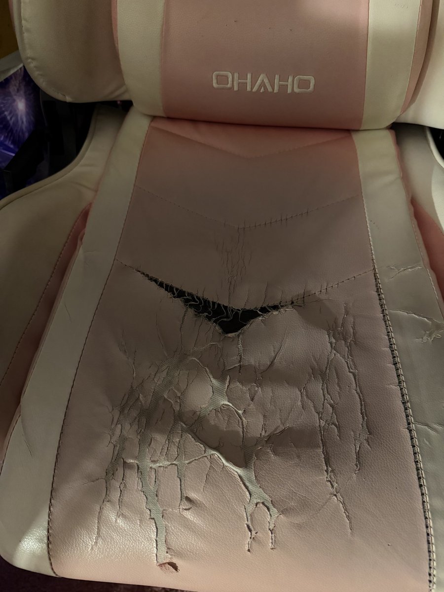 Vxtrah's tweet photo. i think its time for a new chair 🫢 https://t.co/slEV1mdITq