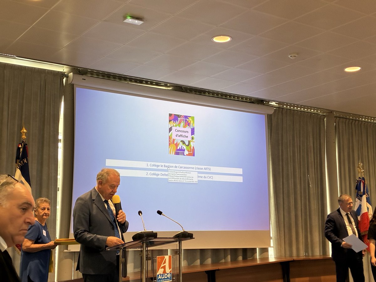 CarcaInfos's tweet photo. Samedi, Monsieur le Maire Christophe Barthès et l’élue Marie-Christine Bernard ont assisté à la remise des prix du civisme, de l’éducation citoyenne et de l’engagement citoyen. https://t.co/VbDv8OWcrq
