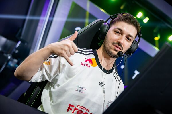 VCTScrims's tweet photo. > Plays for NAVI
> Does well
> Gets kicked

> Joins FUT
> Beats NAVI in their second game
> Qualifies for Masters London
> Beats NAVI again for fun

🥶 https://t.co/f18JHOGY0X