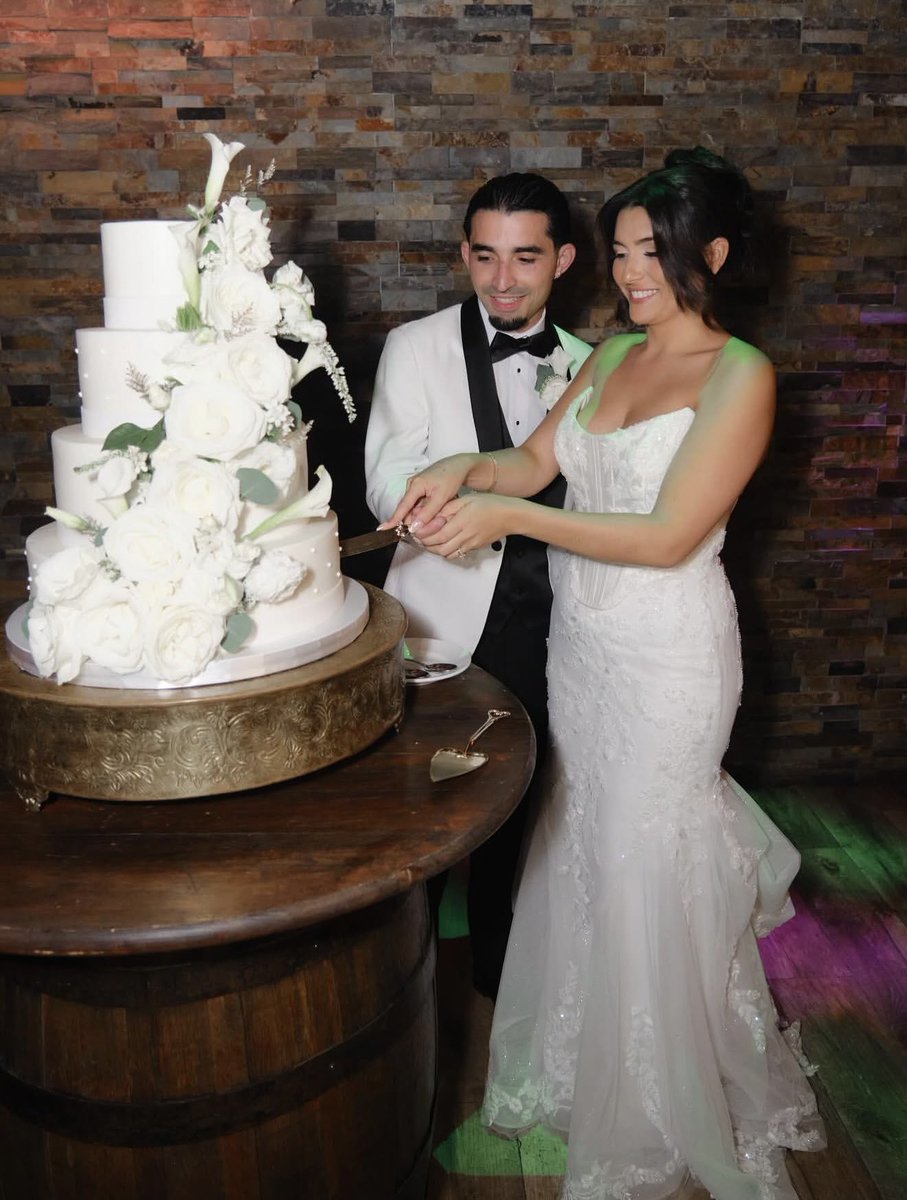 EddasCakeDesign's tweet photo. Time for fresh starts… and forever memories. 🤍

There’s something magical about a timeless white wedding cake, a room full of love, and the moment two people begin their next chapter together. 💍

Here’s to sweet beginnings and happily ever afters. 🤍

📸 @simplycaptivating https://t.co/Ku6c7ePPEG