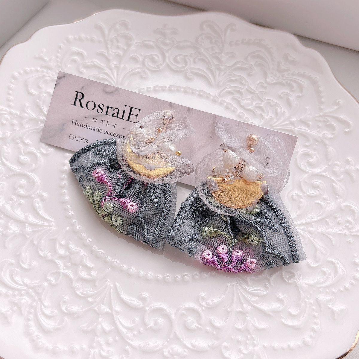 rian3_21's tweet photo. ブルーグレーにパープルやグリーンのお花が刺繍されたインド刺繍リボンを使い、ドットシフォンで大人っぽくフェミニンに仕上げたアクセサリー💖
#ZOZOTOWN で販売中なので要チェックです☺✨

https://t.co/XSeP6bDYtF

#ハンドメイド #ハンドメイド作家 #ハンドメイドアクセサリー https://t.co/MlBWLrAjKY