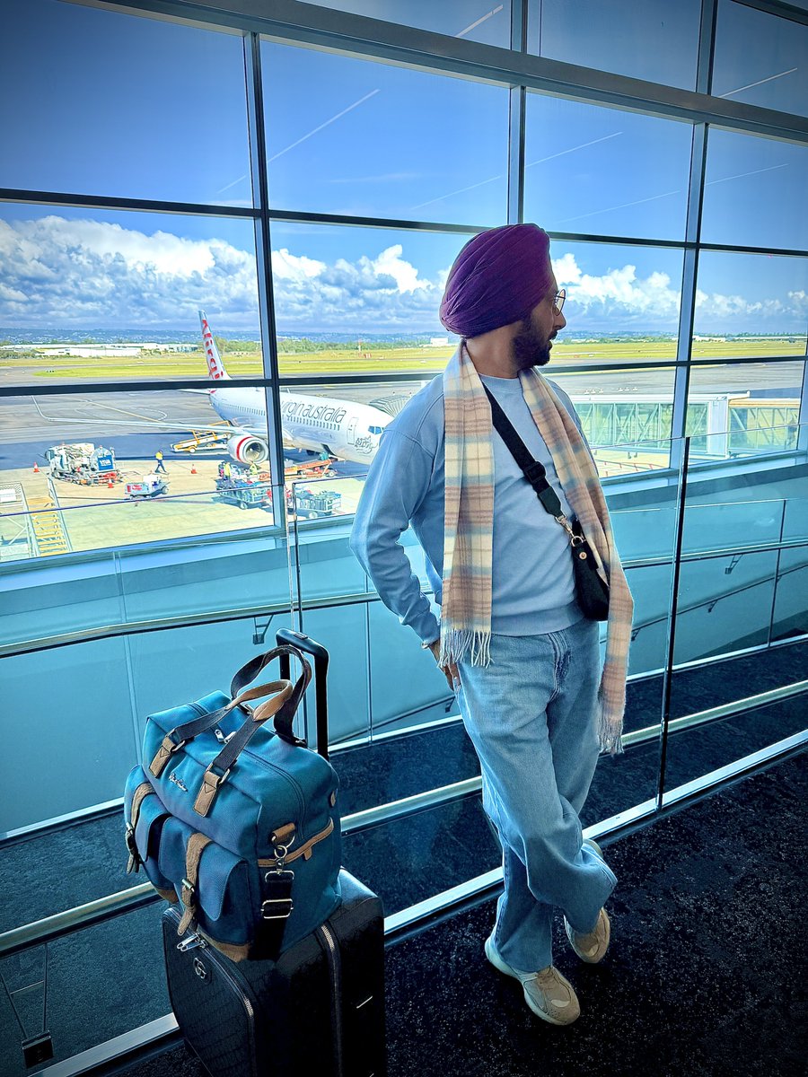SufiSartaaj's tweet photo. ਕੋਈ ਦਰਿਆ-ਏ-ਮੋਹੱਬਤ ਨੂੰ ਸੁਨੇਹੇ ਦੇ ਦਵੇ !
ਆਸ਼ਕ਼ੀ ਦੇ ਪਰਬਤਾਂ ‘ਚੋਂ ਸਫ਼ਰ ਕਰਦੇ ਨੂੰ ਕਵ੍ਹੇ !
ਔਹ ਕੋਈ ਜ਼ਰਖ਼ੇਜ਼ ਧਰਤੀ ਮੰਗਦਾ ਏ ਸਿਦਕ਼ ਦੀ,
ਖ਼ੁਦ ਆ ਨਹੀਂ ਸਕਦਾ ਤਾਂ ਮੋਹ ਦੇ ਮੀਂਹ ਨੂੰ ਹੀ ਆਖੇ ਵਰ੍ਹੇ !

Somebody give the message to the river of love, Convey this during it’s journey from the mountains ! Someone is needed for a fertile land of belief ; In case the river can’t arrive, then atleast ask the rain of infatuation to pour !!-Dr. Satinder Sartaaj

#travelling #tour #australia #shabnamiyaadan #satindersartaaj