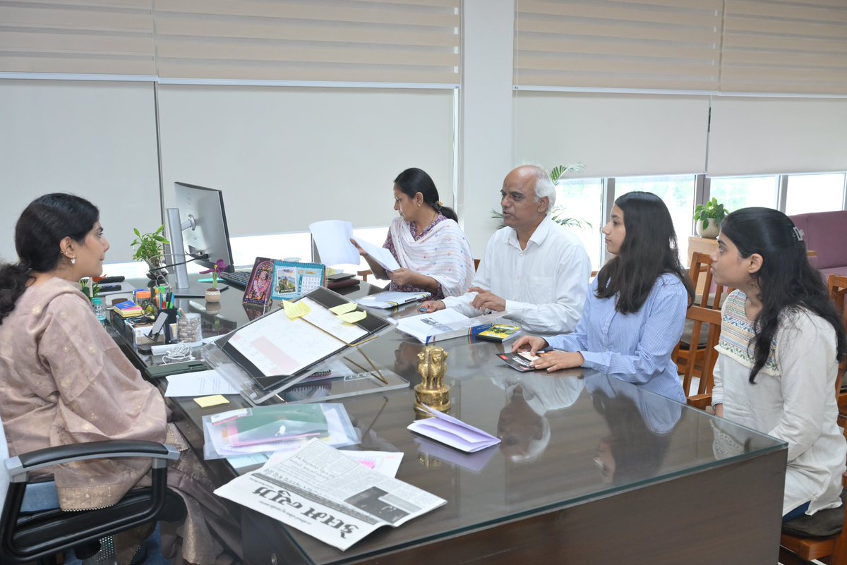 jitendrabhatikv's tweet photo. Honoured to meet Smt. Rivaba Jadeja Ji, Minister of State, Primary, Secondary and Adult Education (Government of Gujarat). Had a meaningful discussion about PM SHRI Schools and important environmental issues. 
@narendramodi @Rivaba4BJP https://t.co/zlVqR4pbnY