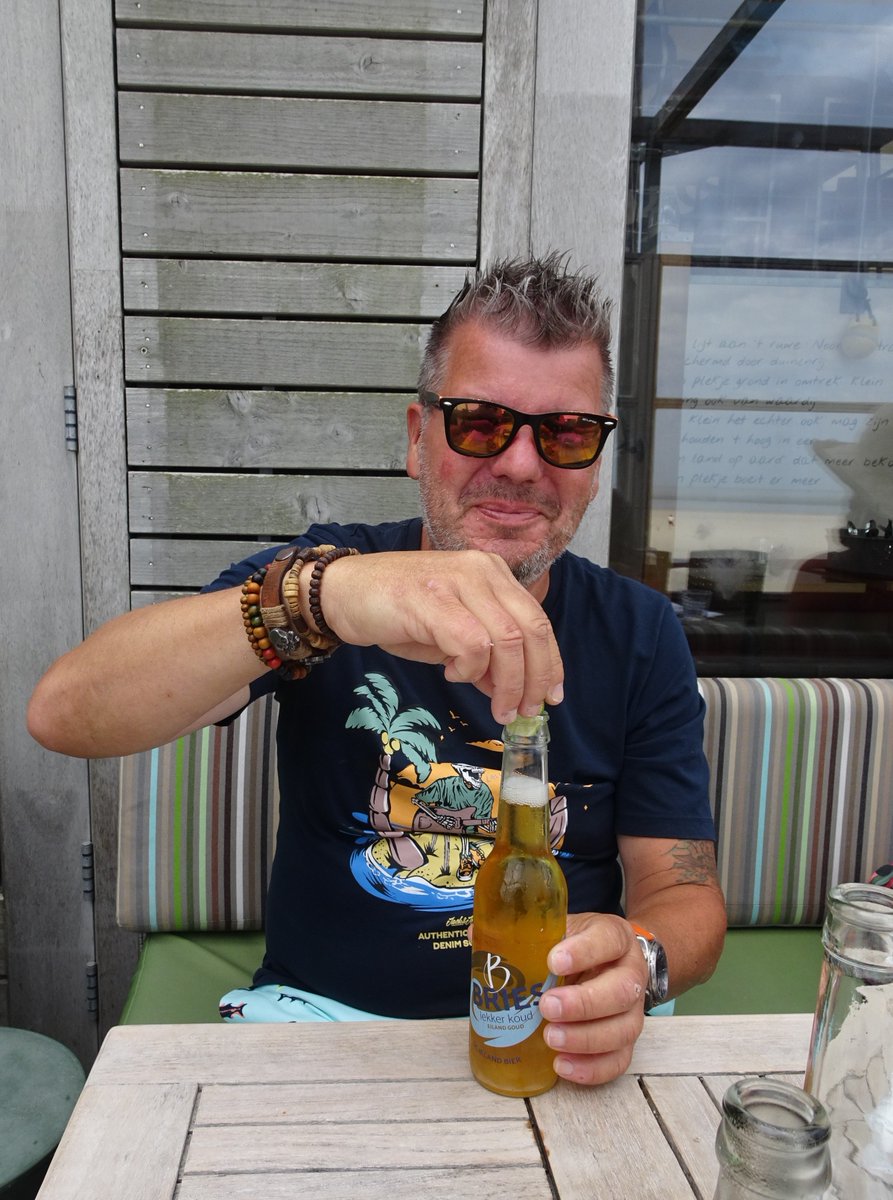EasySailNL's tweet photo. Een weekend #Vlieland, dat is toch wel helemaal top. Het dorp, de zee, de duinen..... prachtig. We zaten in Hotel Zeezicht, hebben biertjes gedronken in de strandtent en op Nationale #Bunkerdag het bunkermuseum bezocht. Mooi weer, leuke mensen, wat een weelde. HEERLIJK! https://t.co/2P8J6chK5p
