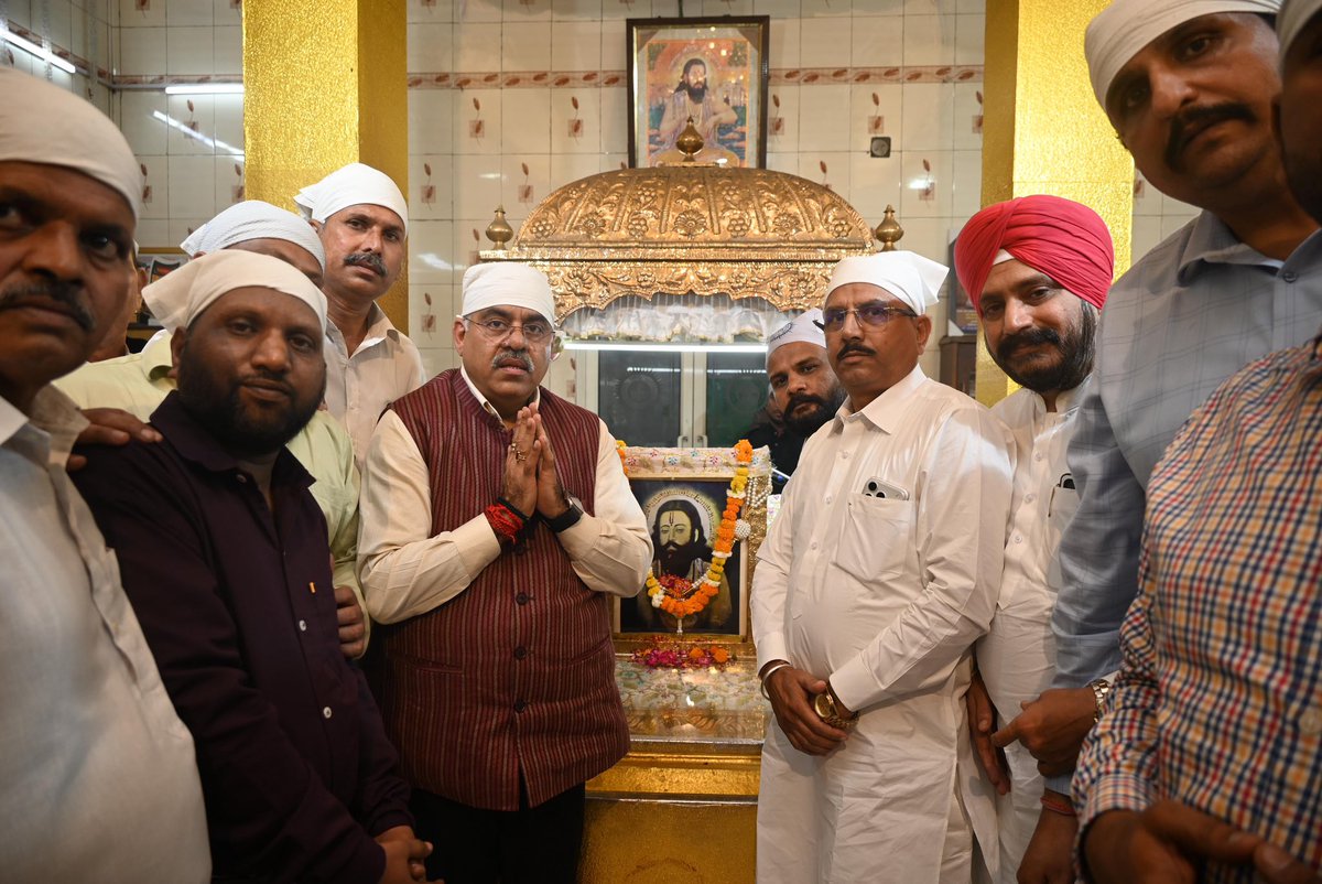 tarunchughbjp's tweet photo. ਸ਼੍ਰੀ 108 ਸੰਤ ਰਾਮਾਨੰਦ ਜੀ ਮਹਾਰਾਜ ਦੀ ਬਰਸੀ ਦੇ ਪਾਵਨ ਅਵਸਰ 'ਤੇ ਆਯੋਜਿਤ ਵਿਸ਼ਾਲ ਧਾਰਮਿਕ ਸਮਾਗਮ ਵਿੱਚ ਹਾਜ਼ਰੀ ਭਰਨ ਦਾ ਸੁਭਾਗ ਪ੍ਰਾਪਤ ਹੋਇਆ।

ਇਸ ਮੌਕੇ ਸੰਤ ਸ਼ਿਰੋਮਣੀ ਗੁਰੂ ਰਵਿਦਾਸ ਜੀ ਮਹਾਰਾਜ ਅਤੇ ਸੰਤ ਰਾਮਾਨੰਦ ਜੀ ਮਹਾਰਾਜ ਦੇ ਚਰਨਾਂ ਵਿੱਚ ਸ਼ਰਧਾ ਦੇ ਫੁੱਲ ਭੇਟ ਕਰਕੇ ਉਨ੍ਹਾਂ ਦਾ ਆਸ਼ੀਰਵਾਦ ਲਿਆ। ਸੰਤ ਮਹਾਪੁਰਸ਼ਾਂ ਨੇ ਆਪਣੇ ਜੀਵਨ ਅਤੇ ਸਿੱਖਿਆਵਾਂ ਰਾਹੀਂ ਸਮਾਜ ਨੂੰ ਬਰਾਬਰੀ, ਭਾਈਚਾਰੇ, ਸੇਵਾ ਅਤੇ ਇਨਸਾਨੀਅਤ ਦਾ ਅਣਮੁੱਲਾ ਸੰਦੇਸ਼ ਦਿੱਤਾ, ਜੋ ਅੱਜ ਵੀ ਸਾਡੇ ਸਾਰਿਆਂ ਲਈ ਪ੍ਰੇਰਨਾ ਦਾ ਸਰੋਤ ਹੈ।

ਸੰਤ ਰਵਿਦਾਸ ਜੀ ਮਹਾਰਾਜ ਦਾ ਜੀਵਨ ਸਮਾਜਿਕ ਨਿਆਂ, ਭਾਈਚਾਰਕ ਸਾਂਝ ਅਤੇ ਮਾਨਵ ਕਲਿਆਣ ਪ੍ਰਤੀ ਸਮਰਪਣ ਦਾ ਪ੍ਰਤੀਕ ਹੈ। ਉਨ੍ਹਾਂ ਵੱਲੋਂ ਦਿੱਤਾ ਗਿਆ ਸੰਦੇਸ਼ "ਮਨ ਚੰਗਾ ਤੋ ਕਠੌਤੀ ਮੇਂ ਗੰਗਾ" ਸਾਨੂੰ ਅੰਦਰੂਨੀ ਸ਼ੁੱਧਤਾ, ਸੇਵਾ ਭਾਵਨਾ ਅਤੇ ਚੰਗੇ ਕਰਮਾਂ ਦੇ ਮਹੱਤਵ ਦਾ ਅਹਿਸਾਸ ਕਰਵਾਉਂਦਾ ਹੈ।

ਇਸ ਭਵਿੱਖੀ ਆਯੋਜਨ ਲਈ ਸ੍ਰੀ ਗੁਰੂ ਰਵਿਦਾਸ ਸਭਾਵਾਂ,ਧਾਰਮਿਕ ਜਥੇਬੰਦੀਆਂ ਤੇ ਸਮੂਹ ਸਾਤ ਸੰਗਤ ਦਾ ਤਹਿ ਦਿਲੋਂ ਅਭਿਨੰਦਨ।
