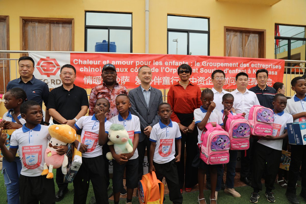 SISC_SA's tweet photo. #Responsabilité_sociale: À l’occasion de la Journée internationale de l’enfant, SISC SA et plus de 20 entreprises chinoises réunies au sein de l’Association des Entreprises Chinoises en RDC ont apporté leur soutien à l’orphelinat « Le Sourire de l’Enfant » à Kinshasa.  Dons de vivres, fournitures scolaires, jouets, 80 cartables neufs et consultations médicales gratuites ont permis d’offrir un moment de joie et d’espoir aux 53 pensionnaires de l’orphelinat.  Une belle illustration de la solidarité et de l’engagement social des entreprises chinoises en faveur des enfants vulnérables en RDC.  
#RDC #Chine #Solidarité #JournéeDeLEnfant