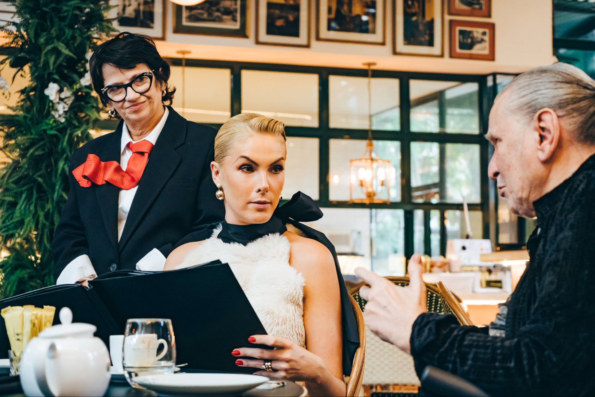 ahickmann's tweet photo. Como convidados especiais, tivemos a Rose Benedetti, designer de bijuterias de luxo e a amiga pessoal do Clodovil; e José Gayego; estilista, historiador e jornalista de moda. Ele, que conheceu o Clô, foi bem ácidos nos comentários e trouxe detalhes da rivalidade que existia entre Clodovil e Dener Pamplona de Abreu.

Tá imperdível!!!