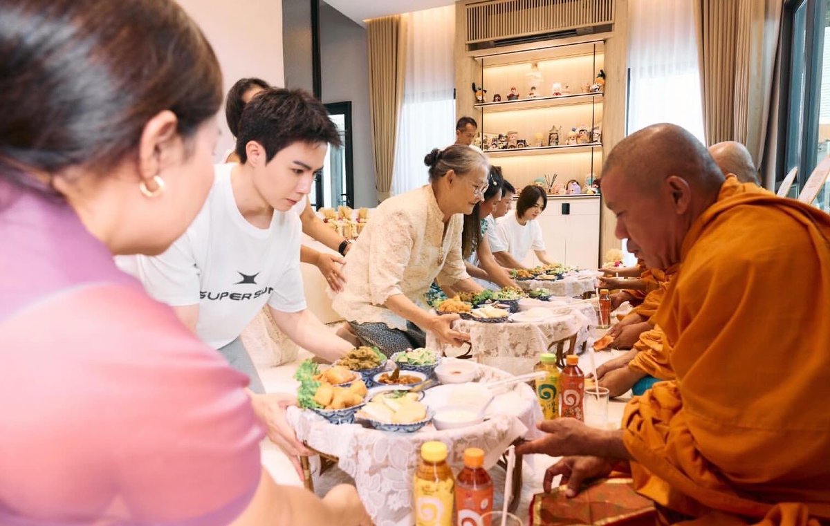 rkatepuka's tweet photo. Long story short (seems not short lol). Let me explain this based on my experiences cus my family did house blessing before too. Normally at housewarming blessing, during the food offering to monks, depending on how many monks you invite them to come (normally 5,7,9 for houseblessing), the persons who will hand offer foods to monks are the family members who own the house, this is a kind of merit making so it typically prioritize the host first (as you see NuNew on the pic offering food to the first monk - the monk who is opposite NuNew usually holds the highest position in temple, probably the abbot). As you see Zee here on the pic, it likely means Zee is invited by NuNew’s family to come hand the food to the monks as well. This totally explains how special Zee is to NuNew’s family. 

#ZeeNuNew
