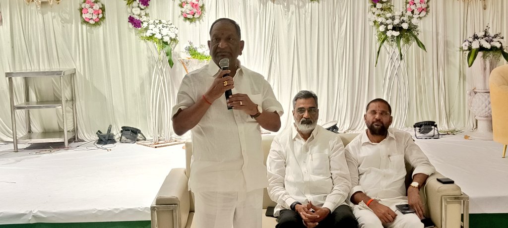 Koppulaeshwar1's tweet photo. జూన్ 7 మాజీ మంత్రి @BRSHarish గారితో కలిసి నిర్వహించనున్న సింగరేణి పరిరక్షణ సదస్సు విజయవంతం చేయాలని @TBGKS_OFFICIAL అధ్యక్షులు @Koppulaeshwar1 పిలుపునిచ్చారు.
ఈ సందర్భంగా గోదావరిఖని లో ఏర్పాటు చేసిన సన్నాహక సదస్సు పై వాటి ఏర్పాట్ల పై దిశానిర్దేశం చేసారు..
@BRSparty 
@KTRBRS https://t.co/wjUsSk0PiK
