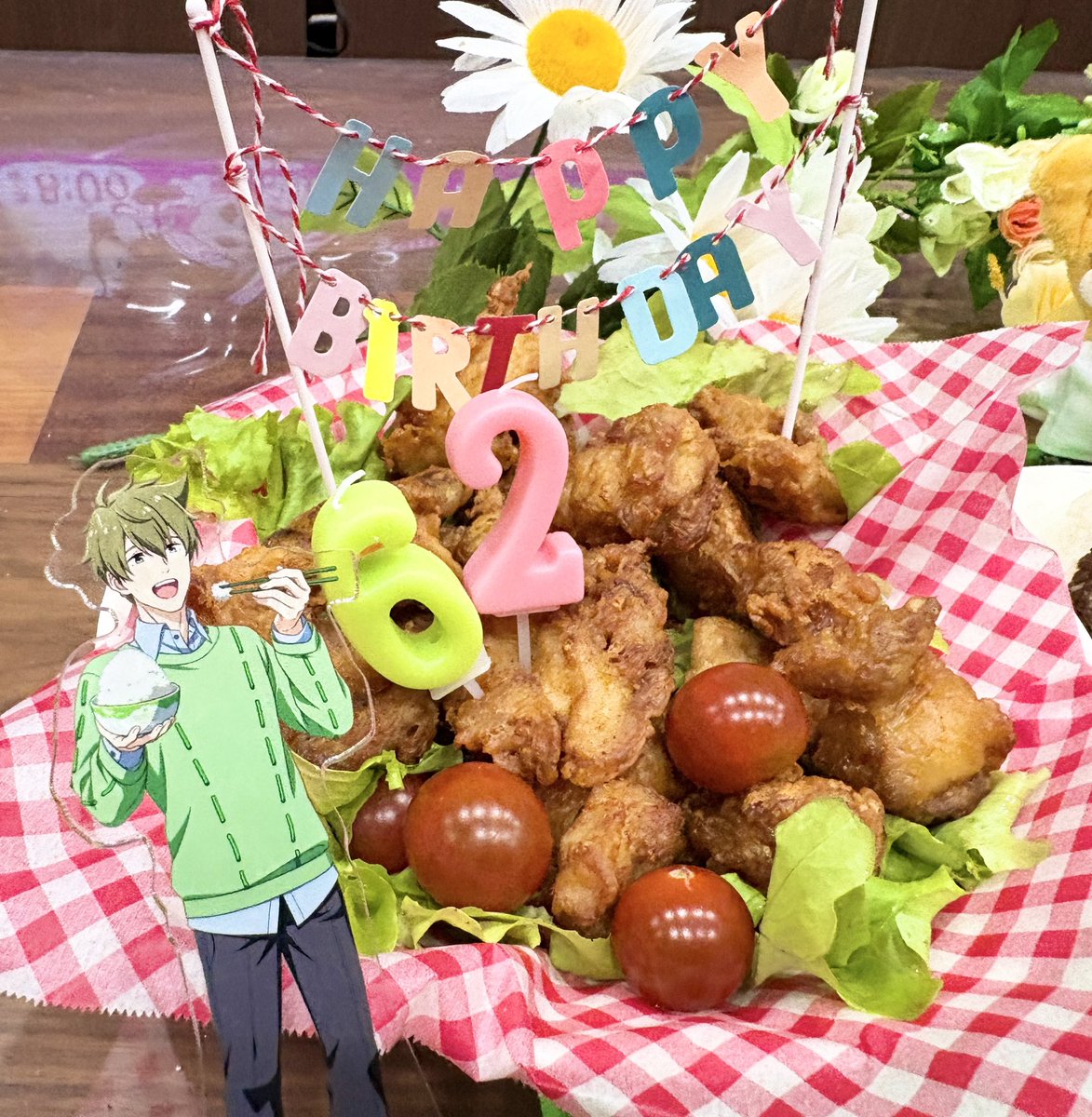 yumiramaru's tweet photo. お弁当とおにぎりでもお祝いしたよ。食器プロデュースのお弁当になるべく寄せたよ。
星のタンブラーなオレンジと緑のツートンのドリンクがんばったよ https://t.co/KrOcD9fThn
