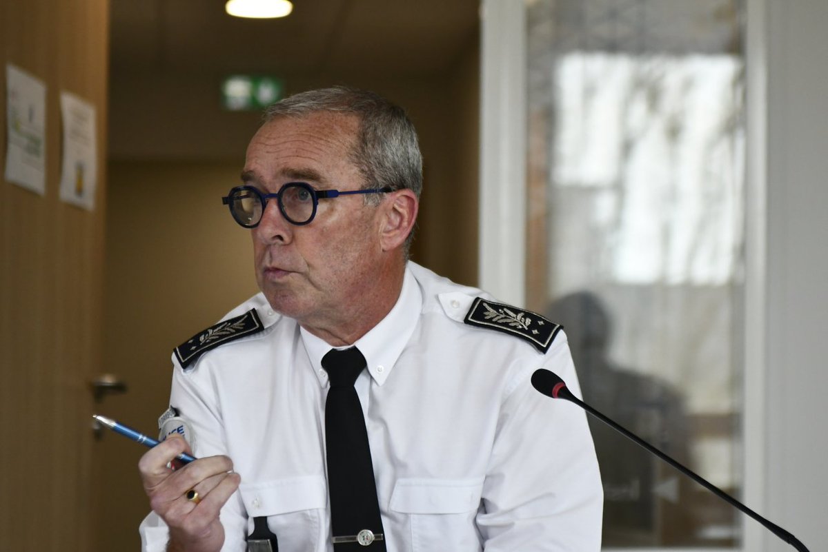 bretagnegouv's tweet photo. #Santé | Protéger les soignants, les patients et les forces de l’ordre et sécuriser l’hôpital

Face aux violences et aux incivilités en milieu hospitalier, l’État, la Justice, la Ville de Rennes, et le CHU de Rennes renforcent leur coopération.

Ce 29 mai, le préfet de la région Bretagne, préfet d’Ille-et-Vilaine, Franck Robine, la maire de Rennes et présidente de Rennes Métropole, Nathalie Appéré, le procureur de la République de Rennes, Frédéric Teillet et la directrice générale du CHU de Rennes, Virginie Valentin, ont signé un nouveau protocole Santé-Sécurité-Justice.

Ce protocole consolide les circuits de dépôt de plainte, les différents échanges opérationnels, la gestion des situations sanitaires exceptionnelles et la prise en compte du risque attentat.

💬 « La parfaite articulation des forces de sécurité intérieure, de la police municipale, du parquet, du CHU de Rennes est indispensable. C’est ce souci de coordination et de complémentarité entre la sécurité, la justice et la santé qui a guidé la rédaction de ce protocole » - Franck Robine, préfet de la région Bretagne, préfet d’Ille-et-Vilaine.