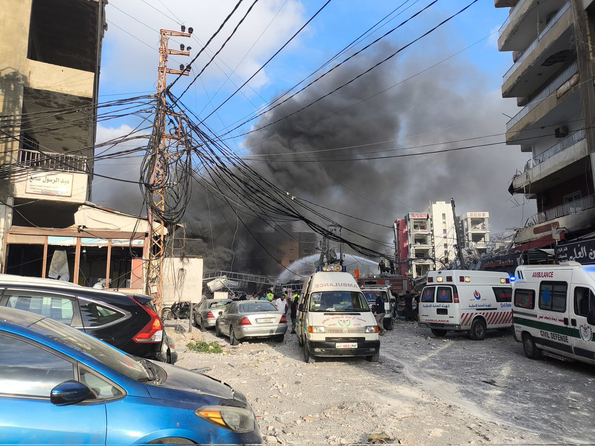 EyesLebanon's tweet photo. Frappe aérienne massive près de l'hôpital Jabal Amel à Tyr , Jal el Baher .
L'intérieur de l'hôpital est endommagé !
#LibanSud #Liban #IsraelEstUnEtatTerroriste #Breaking https://t.co/9Xc349Ao1z