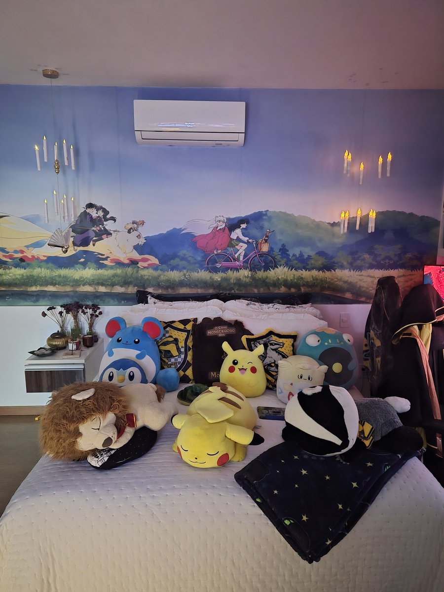 holiechan's tweet photo. meu cantinho(quarto) de um gay de 93. onde nostalgia, conforto e pequenos hobbies se encontram todos os dias. ✨️ https://t.co/T6PcXOPjZ5