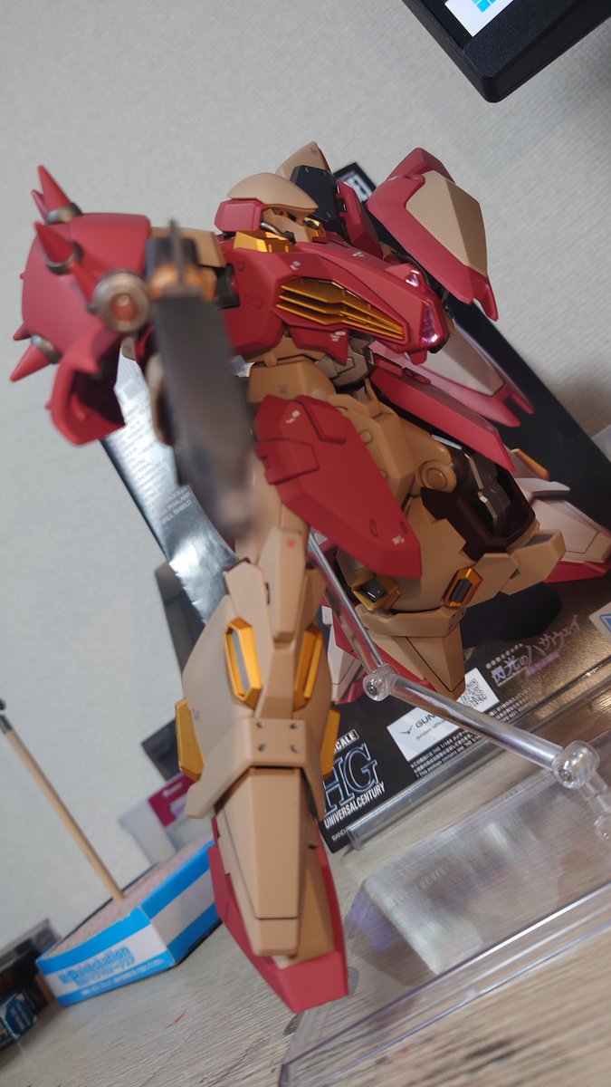 EXIT19923's tweet photo. 簡単にメッサーM01 ガウマン機 完成。
フレームと各所金色と武器を塗装、あとはスパイクを部分塗装してモノアイを別パーツに置き換え。
仕上げに専用デカールとスムースつや消しでフィニッシュ。

最初は微妙かなと思ったけど、作ると結構かっこよくて好きになった(笑)
作りがめっちゃ良くて凄い… https://t.co/jLvhAowdWC