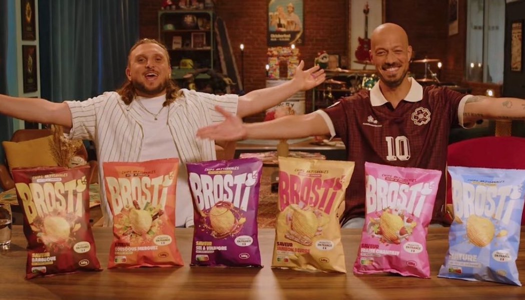 youtube_replay1's tweet photo. 🚨🥔 MCFLY & CARLITO SORTENT OFFICIELLEMENT LEURS CHIPS “BROSTI” PARTOUT EN FRANCE 🤯

Ondulées, craquantes, produites en ferme française … le duo dévoile 6 saveurs, dont 3 totalement inédites :

🍖 Barbecue
🥘 Couscous merguez
🥪 Jambon beurre
🍓 Fraise chantilly
🧂 Sel & vinaigre
🥔 Nature

💸 Prix conseillé : 2,49€

Disponibles dès aujourd’hui partout en France 👀

J’avoue les goûts couscous merguez et fraise chantilly, fallait oser 😭
