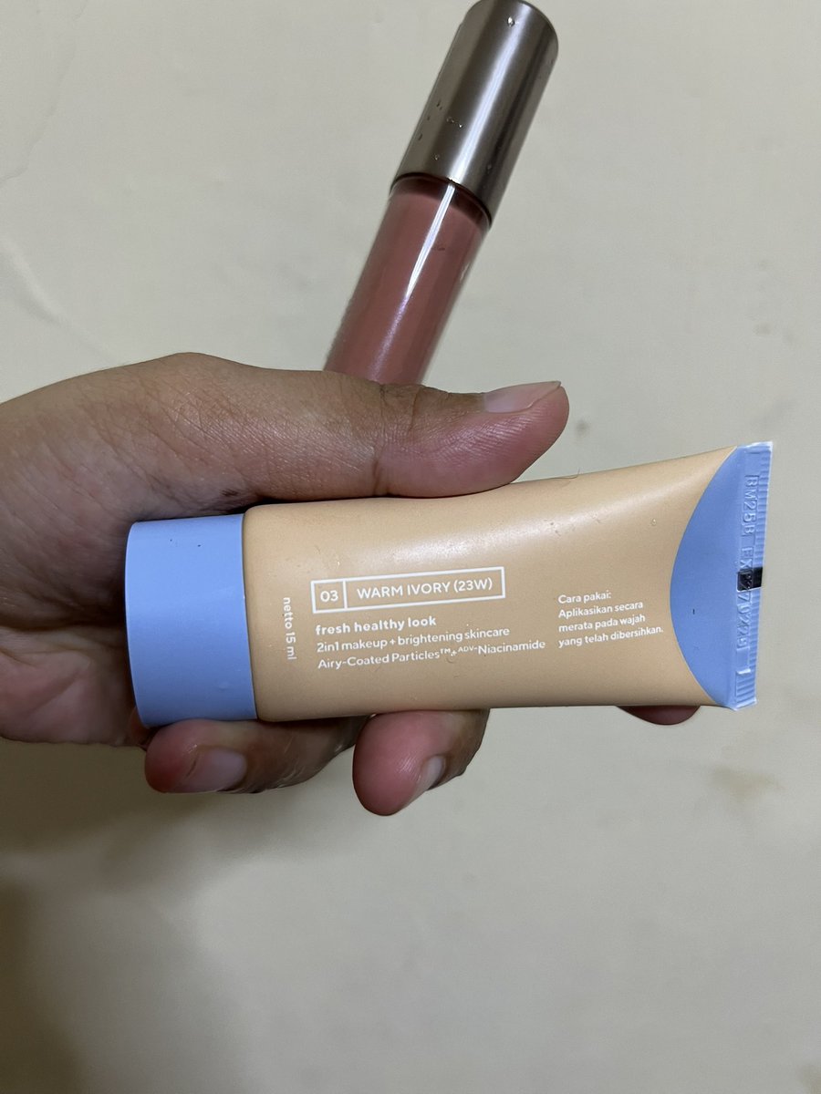 mocchik's tweet photo. wts wardah bb tint shade 23w
lip cream matte 27 (baru di swipe di tangan)

take all 60k aja guys!! via oren https://t.co/pfqdAARl8i