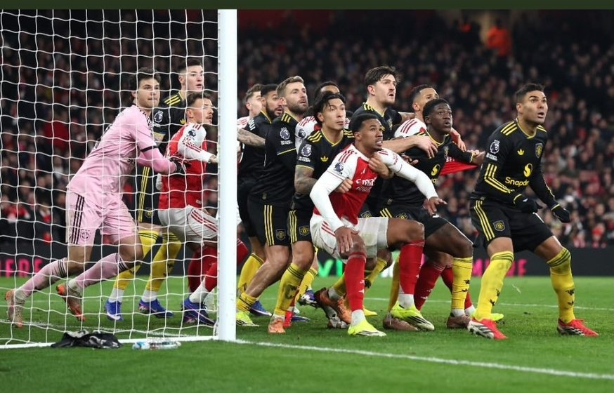 BankDevilsEra's tweet photo. 🚨ฟีฟ่า เตรียมใช้กฎใหม่ Anti-Arsenal Law

โดยหลังจากซีซั่นที่ผ่านมา มีหลายจังหวะปัญหามากมาย จากแทคติกที่อาร์เซน่อลใช้ นั่นก็คือการเข้าไปบล็อก หรือยืนบังทางผู้รักษาประตูและกองหลังฝั่งตรงข้ามอยู่เป็นประจำ จนทำให้เกิดดราม่ามาตลอด ว่ามันควรฟาล์วหรือไม่

แต่หลังจากนี้ ฟีฟ่า และ IFAB เตรียมปรับกฎใหม่แล้วครับ โดยผู้ตัดสินจะสามารถให้ฟาล์วนักเตะที่จงใจขัดขวางคู่แข่งในจังหวะลูกเตะมุมและฟรีคิกได้ แม้ว่าบอลจะยังไม่ถูกเล่นก็ตาม

นั่นหมายความว่า หากมีการยืนบล็อก ยืนบังทาง หรือใช้ร่างกายเปิดพื้นที่ให้เพื่อนร่วมทีมแบบชัดเจน VAR สามารถย้อนกลับมาตรวจสอบ และอาจริบประตูคืนได้ทันที

โดยกฎใหม่นี้ก็่จะเริ่มใช้ตั้งแต่ฟุตบอลโลกเป็นต้นไปครับ

โดยชื่อของกฎที่ว่า "Anti-Arsenal Law" นั้น มาจากหลายๆสำนักข่าวพากันเรียกนะครับ ก็ไม่ใช่ชื่อจริงๆหรอกครับ เพราะว่าลูกแบบนี้ ทีมอาร์เซน่อลใช้กันเป็นประจำ และได้ผลซะด้วย เลยเป็นภาพติดตาของหลายๆคนไปแล้ว ดังนั้นการใช้ชื่อนี้ก็สมเหตุสมผลในการเรียกอยู่นะ 

และเมื่อกฎนี้ออกมาจริงๆ ปีหน้าเราก็เตรียมรอดูความครีเอทใหม่ๆได้เลยครับ อยากรู้จริงๆว่าจะมีทีเด็ดลูกเซทพีซแบบไหนมาให้เราดูกันอีกครับ