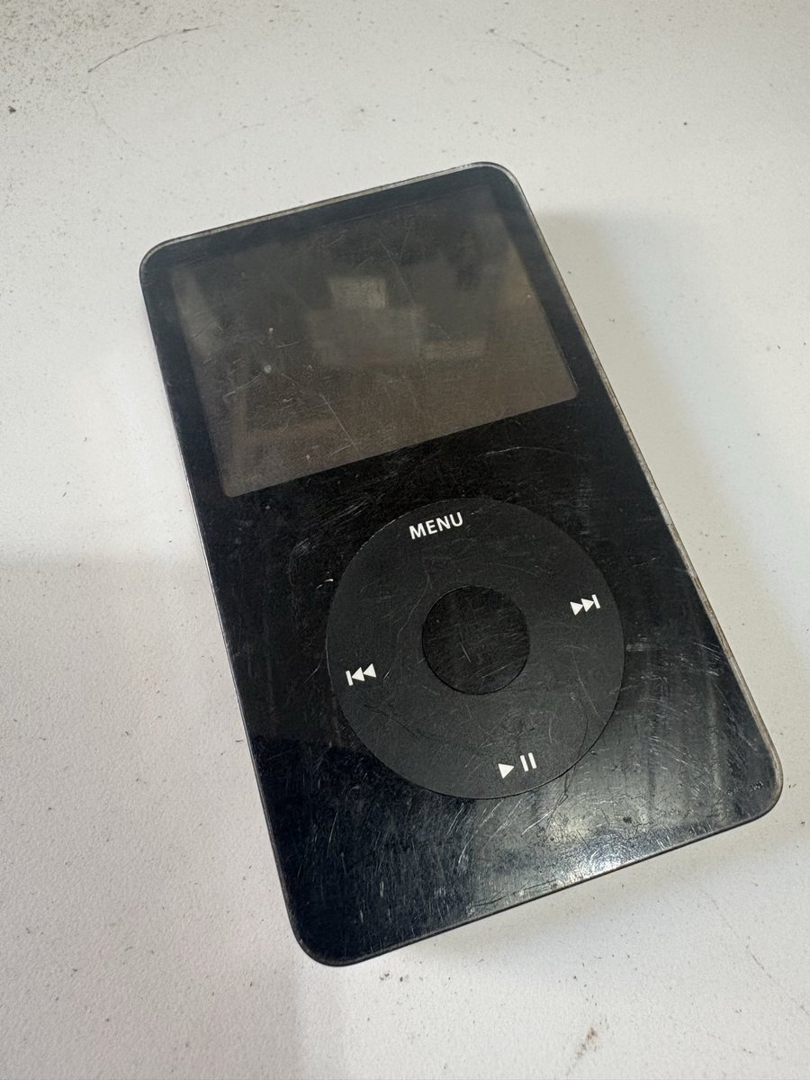 BarrettEpp's tweet photo. I am sure this has some great songs on it. Circa 2005 @Apple #apple #ipod #vintagetech https://t.co/h8HxcHS73x