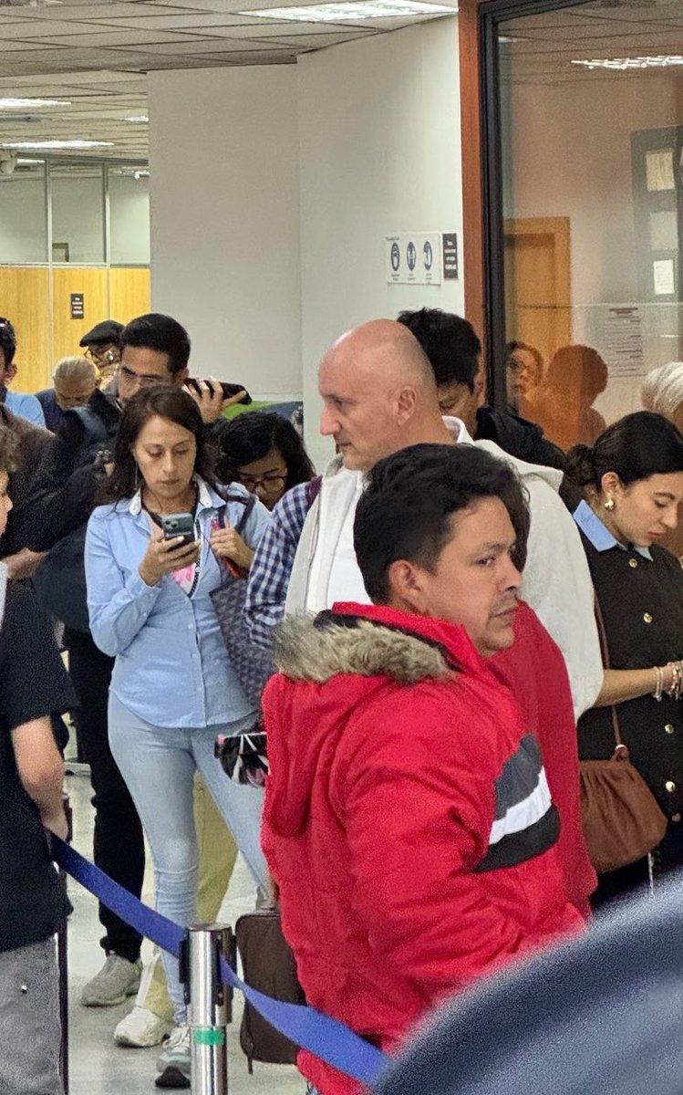 tonicse22's tweet photo. Acabo de ver a Pablo Repetto en la Fiscalía General del Estado de la Av. Quito, al parecer se encuentra agilizando los trámites para su nueva vivienda en Guayaquil. 
Todo apunta que en las próximas horas se convertirá en el nuevo director técnico de Emelec https://t.co/tyUcOmzppv