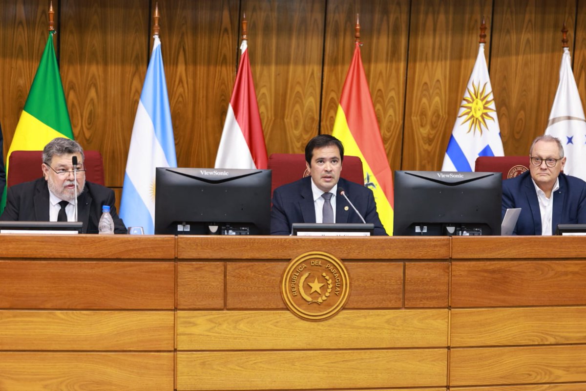 PARLASUR's tweet photo. #SesiónEspecial Presidente del #PARLASUR, @rodrigamarrak 🇵🇾, destacó la importancia de fortalecer el rol institucional del Parlamento regional como espacio de representación ciudadana del MERCOSUR y del diálogo político e integración.
🔴https://t.co/5MiOmkHX9C https://t.co/1p9qxNStvS