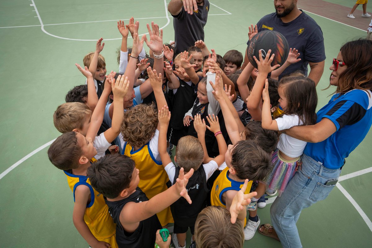 GranCanariaCB's tweet photo. 📝 Más de 250 niños y niñas disfrutan con la clausura de la XII Liga Eduardo Polo.

▪ La liga de escuelas del club cerro su duodécima edición en el Colegio Claret de Tamaraceite.

➡ https://t.co/658zptM4jk https://t.co/AvfOgzKnAb