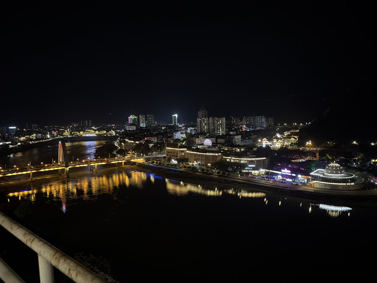 arukichi's tweet photo. 目の前を流れる青衣江、山々に囲まれた中に広がる夜景が見えます。支配人の熱烈な演説を聞きながら、わんこそば状態で蔵茶を飲み続けます。2009年の陳年茶でホテル用に確保しているものとのこと。美味しいので、分けてもらうことが出来ました。なかなか充実した一日でしたね。 https://t.co/eGWoSXwHxO
