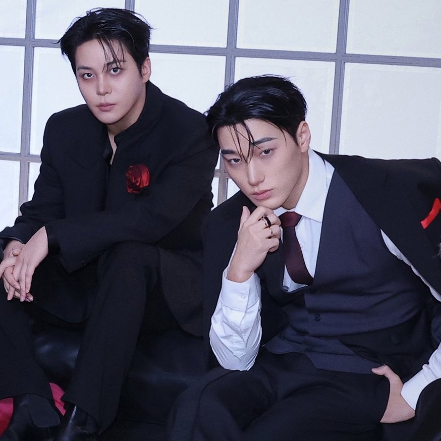 bbwooyo_'s tweet photo. “ได้ข่าวว่าตระกูลชเวกับตระกูลจองจะหันมาปรองดองกันแล้ว”
“คิดว่าคนไหนจะได้แต่งกับคุณหนูจอง”

“ต้องคนโตอยู่แล้ว”

“ฉันว่าคนเล็ก คนโตชอบทะเลาะกับคุณหนูจองนี่”

“คนโตน่ะถูกแล้ว ก็เขาถูกใจคุณหนูมากจนบังคับให้จัดงานนี้น่ะสิ”

“แล้วคุณหนูยอมหรอ”

“ไม่ยอมหรอก แต่ใครจะสู้บารมีตระกูลชเวล่ะ” https://t.co/1I9wrb3qeG