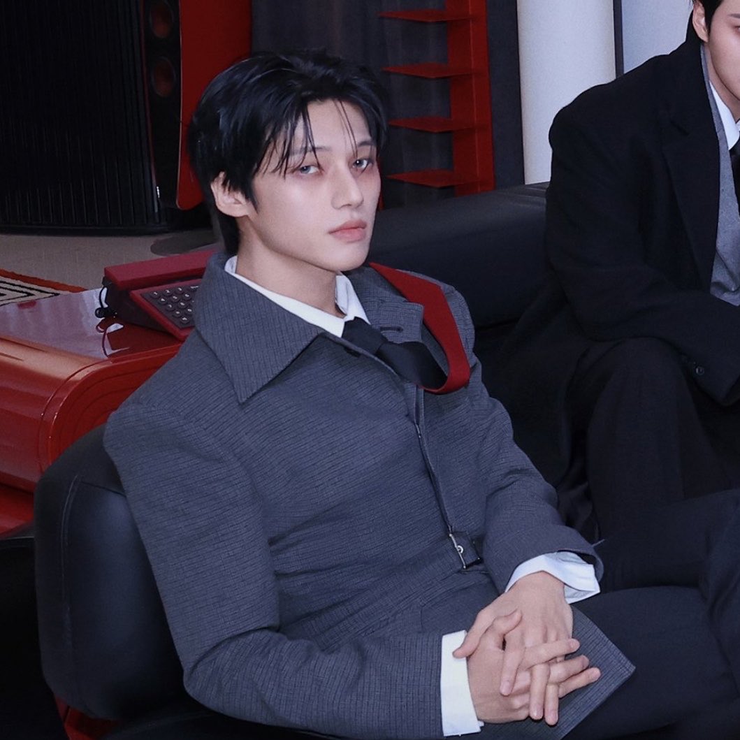 bbwooyo_'s tweet photo. “ได้ข่าวว่าตระกูลชเวกับตระกูลจองจะหันมาปรองดองกันแล้ว”
“คิดว่าคนไหนจะได้แต่งกับคุณหนูจอง”

“ต้องคนโตอยู่แล้ว”

“ฉันว่าคนเล็ก คนโตชอบทะเลาะกับคุณหนูจองนี่”

“คนโตน่ะถูกแล้ว ก็เขาถูกใจคุณหนูมากจนบังคับให้จัดงานนี้น่ะสิ”

“แล้วคุณหนูยอมหรอ”

“ไม่ยอมหรอก แต่ใครจะสู้บารมีตระกูลชเวล่ะ” https://t.co/1I9wrb3qeG