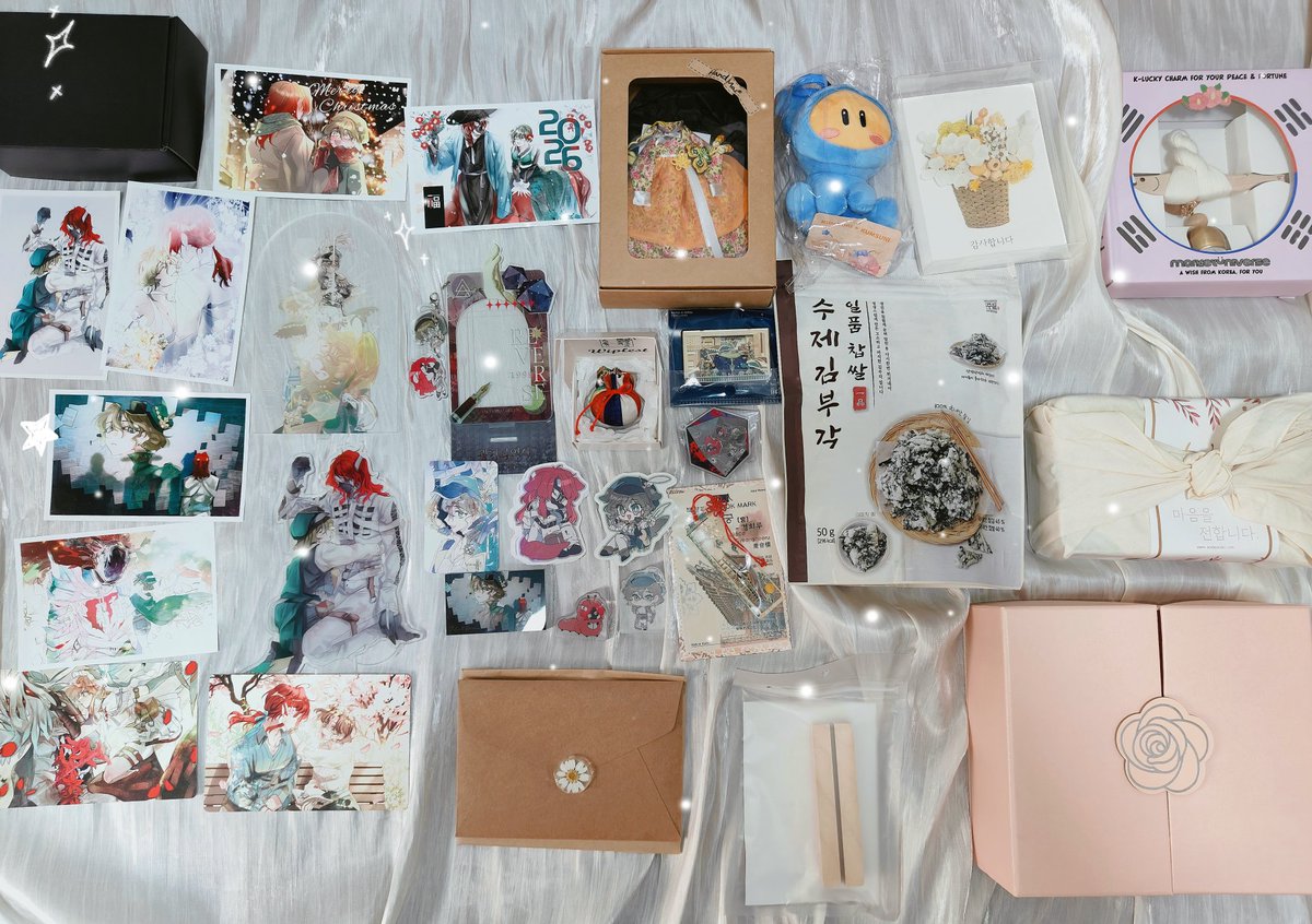 ThefirstSong_'s tweet photo. MOTO老师寄给我的🎁
今晚美好的床就送给这些礼物们了，我完全可以睡沙发凳子上，盯着礼物看一整晚♡+:｡.｡❣LﾛVЁ❣｡.｡:+♡ https://t.co/dCG3cLtaJa
