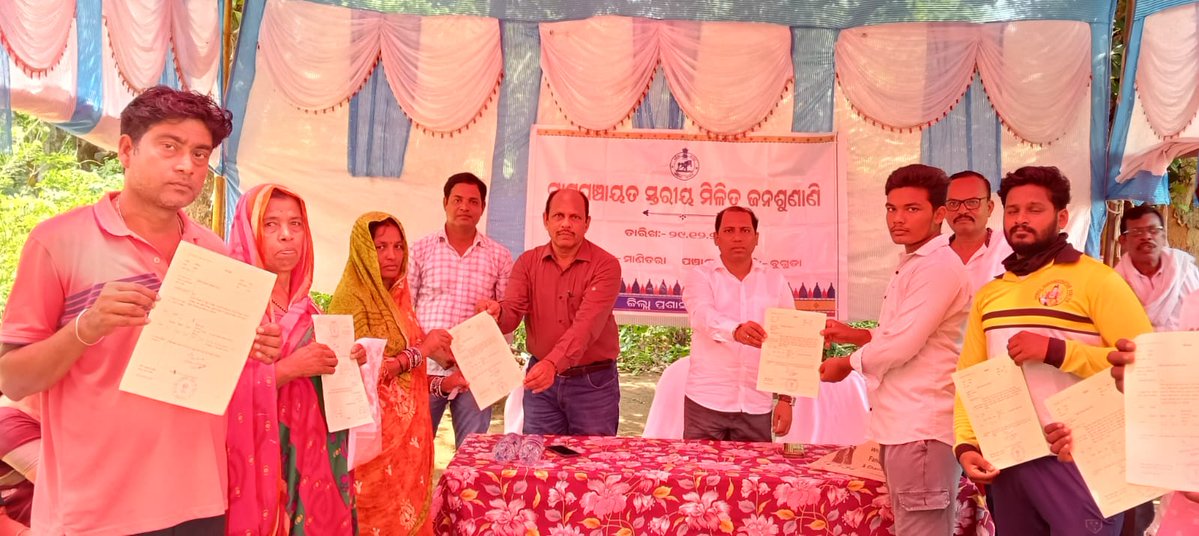 Tah_buguda's tweet photo. ମାଣିତରା ପଞ୍ଚାୟତର  କ୍ରିଆମ୍ବା ଗ୍ରାମରେ ବ୍ଳକ ସ୍ତରୀୟ ଜନ ଶୁଣାଣି ଶିବିରରେ ତହସିଲଦାର  ବୁଗୁଡ଼ା, ବିଡିଓ ବୁଗୁଡାଙ୍କ ସହ ବିଭିନ୍ନ ବିଭାଗର ବ୍ଲକସ୍ତରୀୟ ଅଧିକାରୀମାନେ ଉପସ୍ଥିତ ରହି  ଜନସାଧାରଣଙ୍କର ଅଭିଯୋଗର ଶୁଣାଣି କରିଥିଲେ ଏବଂ ମୋ ଗାଁ ରେ ତହସିଲ କାର୍ଯକ୍ରମ ରେ ବିଭିନ୍ନ ରାଜସ୍ବ ମାମଲାର ଜନସଚେତନତା ସହ ପଟ୍ଟା ବଣ୍ଟନ କରାଗଲା । https://t.co/7jfblE9u0j