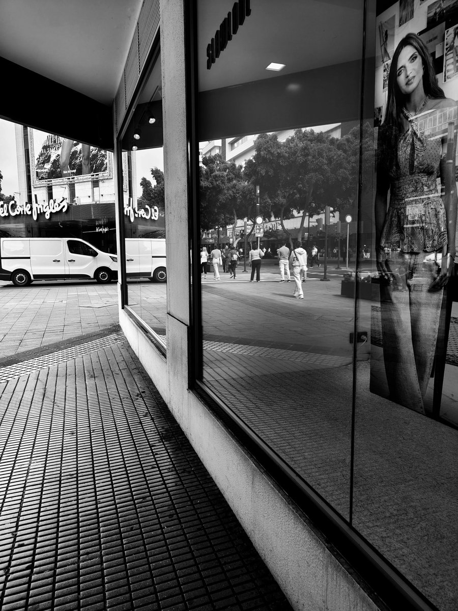 bermaxo09's tweet photo. Estilo Visual: El blanco y negro acentúa las texturas de la acera, los destellos en el cristal y las siluetas

​#FotografiaCallejera 

​#ReflejosUrbanos

​#MiradasUrbanas 

​#EscenasUrbanas

​#BlancoYNegroFoto
                 https://t.co/CB5MgE8Zts https://t.co/JJDKBSHFx4