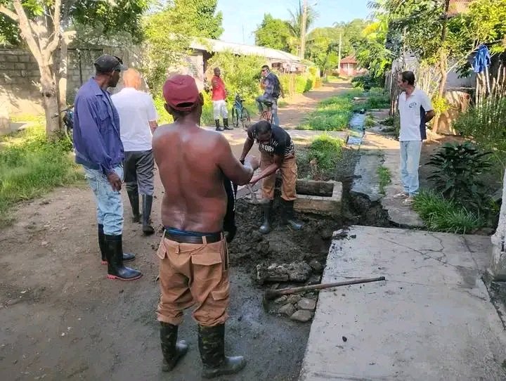 Yanixey78's tweet photo. En #1roDeEneroDeVictorias la brigada de mantenimiento de acueducto con la cooperación de trabajadores de la Empresa Agroindustrial Azucarera trabajan en la eliminación de salideros en el área de los pabellones del Consejo Popular 1ro de Enero. 
#CubaPorSiempre  #CubaEstáFirme https://t.co/H1Fnuerrus