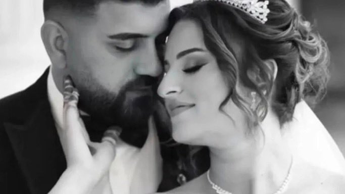 RusenPress's tweet photo. Aydın-Söke'de 2 ay önce evlendiği eşini arabada başka bir erkekle konuşurken yakalayan Erkan Aslan (29), ikisini de neden öldürdüğünü açıkladığı video paylaştı:

 "İkisinin de kafasına sıktım. Bu namus meselesi! Herkes toplansın. Geri vites yapanın kafasına sıkarım!"

Söke'de 1 pazar yerinde park halindeki lüks otomobile düzenlenen silahlı saldırıda sürücü Ercan Zengin (31) ile yanındaki 1,5 aylık hamile Nurgül Aslan (25) öldürülmüştü.