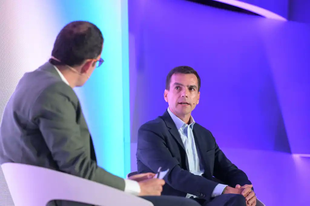 ciospain's tweet photo. Carlos Casas, #CIO global de @bbva hablo en el evento 'IBM Madrid Think2026', sobre la transformación estructural de la banca con #IA, el impacto en plantillas tecnológicas, la cuántica aplicada a riesgo financiero o modelos de banco más humanos.
Toma nota https://t.co/Rs6GkALRRM https://t.co/XQt8bDVelC