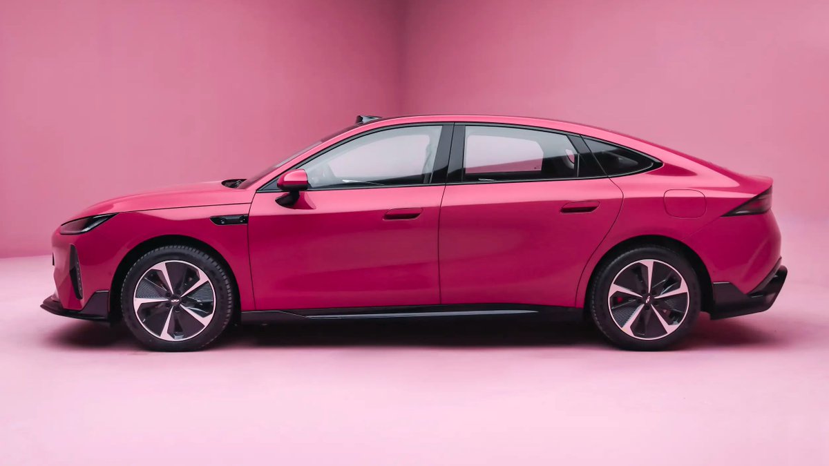 TychodeFeijter's tweet photo. Chinese car makers love colorful cars. The Chery Fulwin A9 EV is a new electric sedan with an aerodynamic design.

The pink color is called Extraordinary Magenta. It looks brilliant. It also has a standard body kit with a low front lip, an integrated rear spoiler, and a large diffuser. The interior is great too, in a Purple/Black color scheme

- 4836x1896x1489, 2900.
- 178 kW electric motor, 180 km/h top speed.
- LFP battery. 
- 23-speaker 1080W audio system.
- new ADAS, with lidar and 128TOPS of computing power.
- launch in Q3.