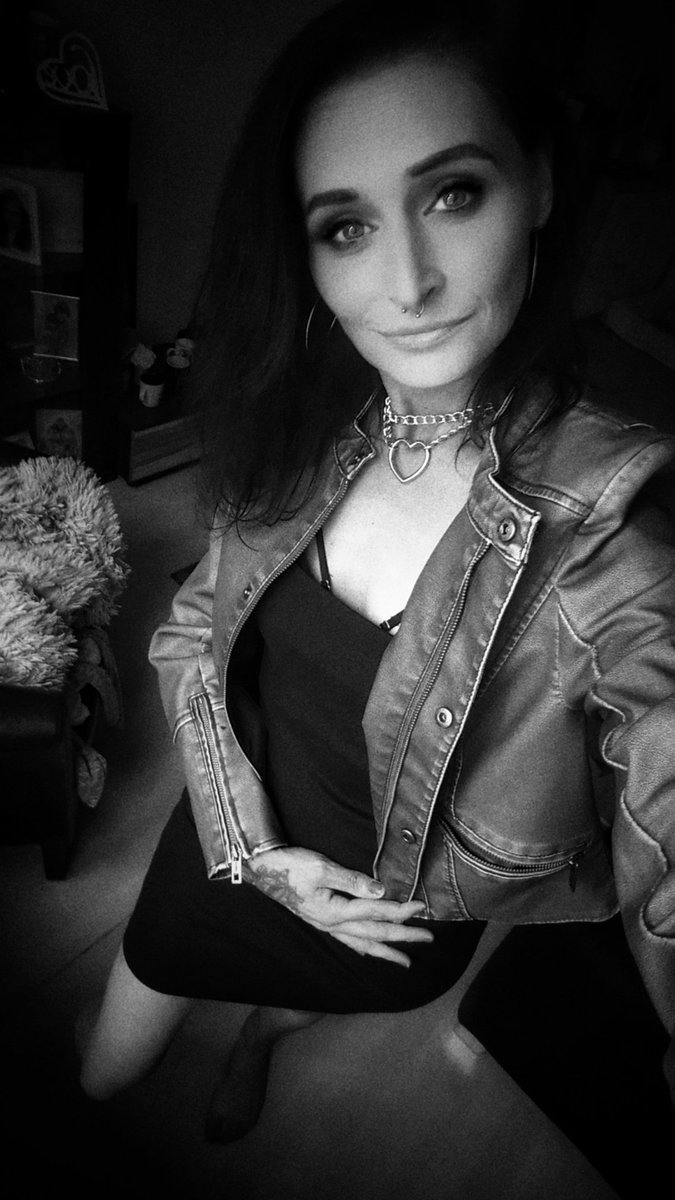 NxExNxi's tweet photo. 🖤 Guten Abend ihr dort draußen 🖤

#Montagslaecheln oder #Montagsherz sucht es euch aus, beides ist vorhanden dank meines tollen Archivs.
Bin zu emotional aufgeladen um was aktuelles auf die Beine zu stellen. 
Liegt wahrscheinlich auch mal wieder viel zu wenig Schlaf und Kopf zu voll.

Wünsche euch noch eine schöne Woche und einen schönen Feierabend 🖤😘