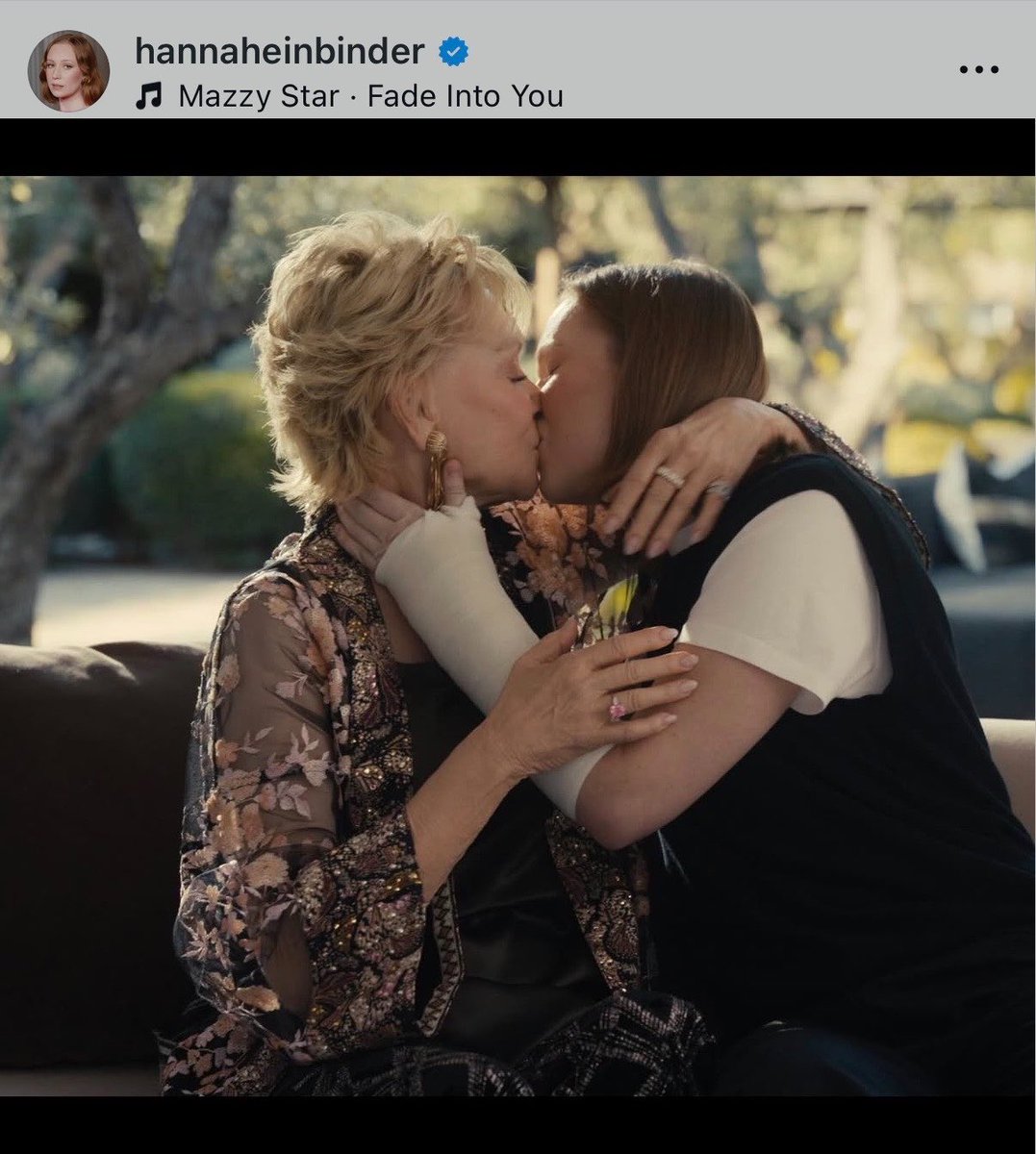 Aidaveeto's tweet photo. Happy Pride indeed, from the queen herself. Hannah saved the best to post on the right time, she had the opportunity to do the funniest thing &amp; she did. #Hacks &amp; #Avorah will live on https://t.co/6yvvg4hjCL