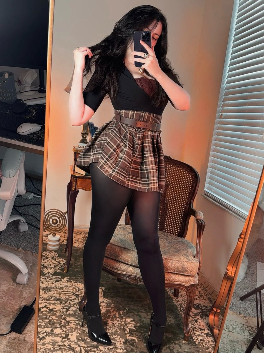 Pantyhose's tweet photo. Rate this look from 1-10? x https://t.co/KNmTZxZwx0