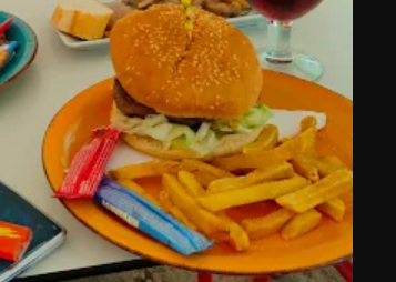 IsalovCookiess's tweet photo. Veis esta amborgesa, la hacen en un bar de mi pueblo, cuesta como 5 pavos, y lleva huevo. Para mi, no se necesita nada mas xd. https://t.co/nSNBn3NzK5
