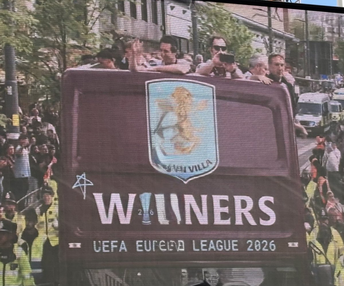 Leyjay17's tweet photo. @WreccleshamBag1 A proper club and fans doing things properly 💜💙🤝🎉🏆 https://t.co/la27rwzgeq