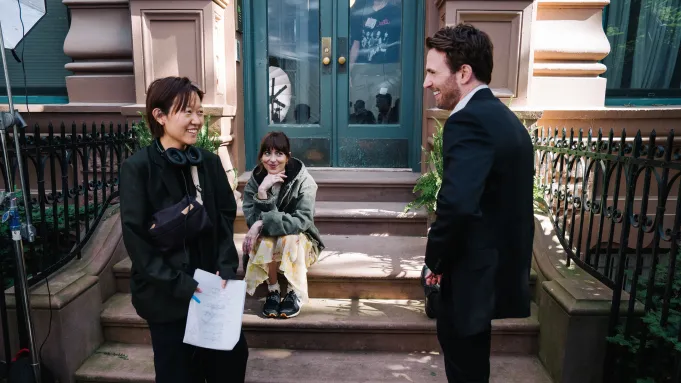 aseriousman00's tweet photo. 『マテリアリスト 結婚の条件』は、セリーヌ・ソン自身が過去にマッチメーカーとして働いていた経験が基になっている。
しかも彼女は、その仕事が楽しすぎて本業の執筆が疎かになりそうだったため、半年で辞めたという。
『パスト ライブス／再会』と同じく、本作にも彼女の人生が色濃く投影されている https://t.co/ibjokbfdic
