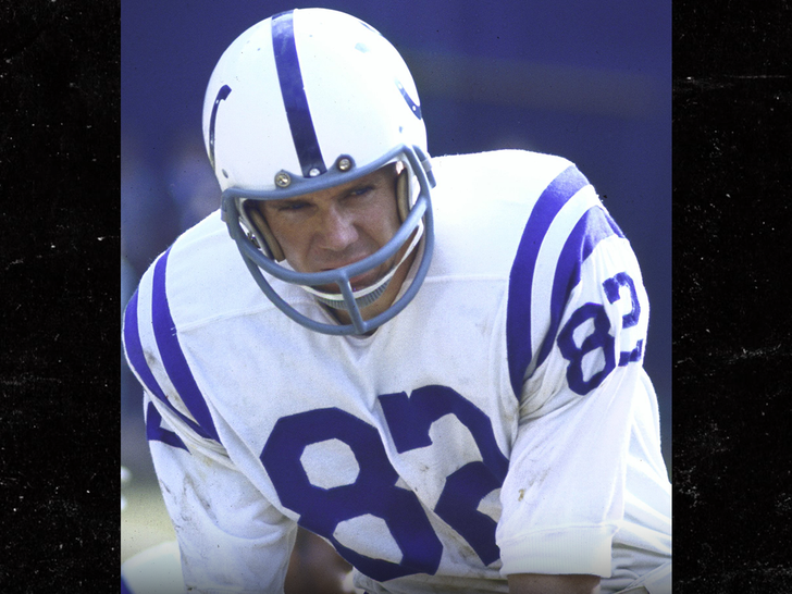 TMZ's tweet photo. 🕊️ BREAKING: Raymond Berry, NFL Hall of Famer, has died at 93. https://t.co/UnNAhgG8p1 https://t.co/I7VEZomJSj