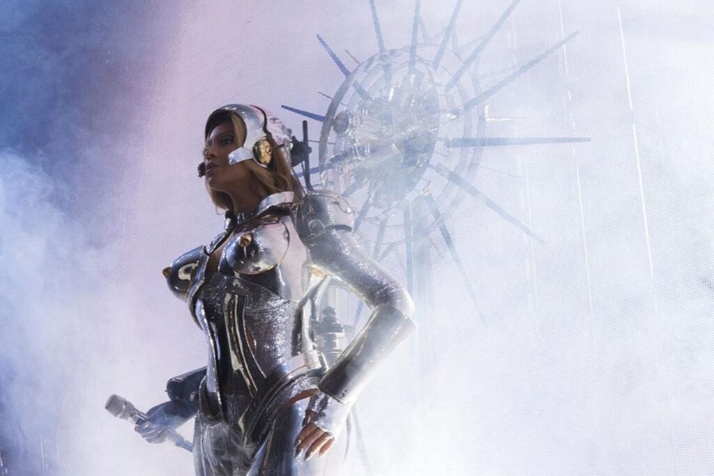 sushi_bey's tweet photo. Pra quem ainda não sabe, uma das maiores referências do Renaissance é o filme “Metropolis” de 1927, ele imagina o ano de 2026 

Estamos no futuro que foi idealizado a 99 anos atrás: cidades verticais, robôs/IA’s que imitam humanos, desigualdade social ainda presente https://t.co/LS5q0BrX5o