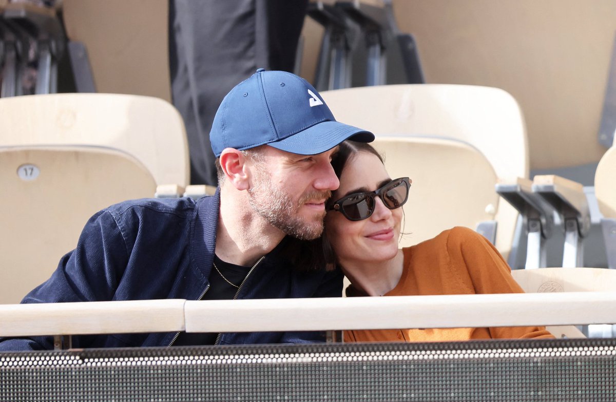 lilycollins_br's tweet photo. Lily Collins, Charlie McDowell e Ashley Park compareceram ao torneio de tênis no Roland-Garros Stadium em Paris ontem, 31/05. https://t.co/d4EWiPfrS5