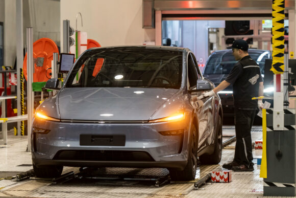 cjournal's tweet photo. Tesla Inc. is facing a consumer lawsuit in China over its Full Self‑Driving feature, with a Beijing court holding its first hearing in a case brought by 10 car owners alleging misleading advertising and fraud,... https://t.co/cnNqKXI0sr https://t.co/TlocA13IYG