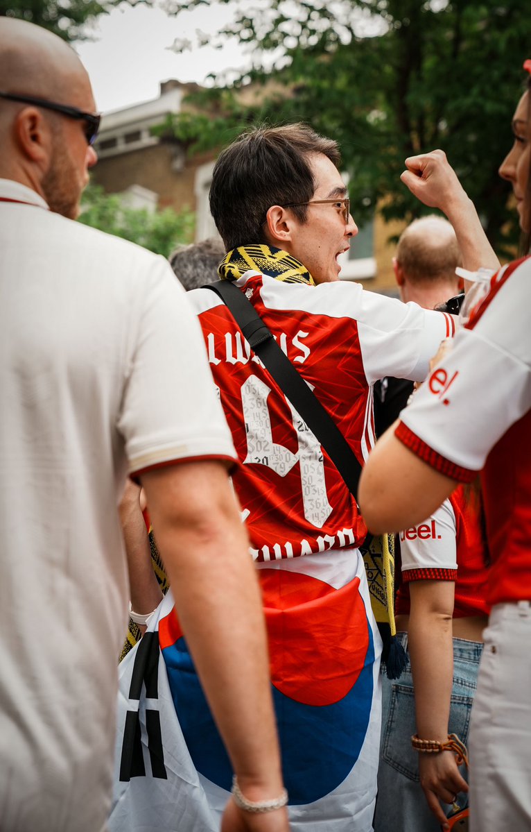 Leumasamyslimzy's tweet photo. I'm still Chelsea 💙😂

But I can't lie, the atmosphere at the Arsenal parade was something else.

A few shots I captured yesterday. 📸

#arsenal #Epl #Saka #championsofengland #trophyparade #northlondonisred https://t.co/7xvIvXm4pg