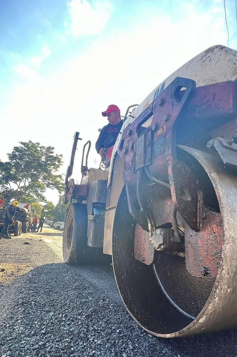 luisbello_asu's tweet photo. 1.185 bacheos en 7 días.

La Dirección de Vialidad realizó casi 1.200 reparaciones viales en la última semana para recuperar las calles afectadas por las lluvias, utilizando 380.000 kilos de asfalto.

Nuestras cuadrillas siguen avanzando en las avenidas principales, de lunes a domingo, en tres turnos de trabajo para dar respuesta a cada situación. Además, realizan limpieza de sumideros y verificaciones de tapas, para cuidar la ciudad.